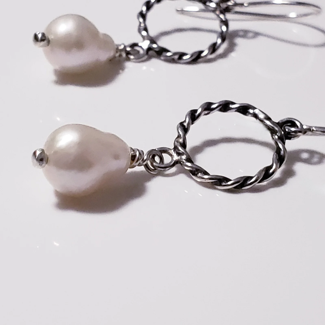 Hoop earrings with baroque pearls