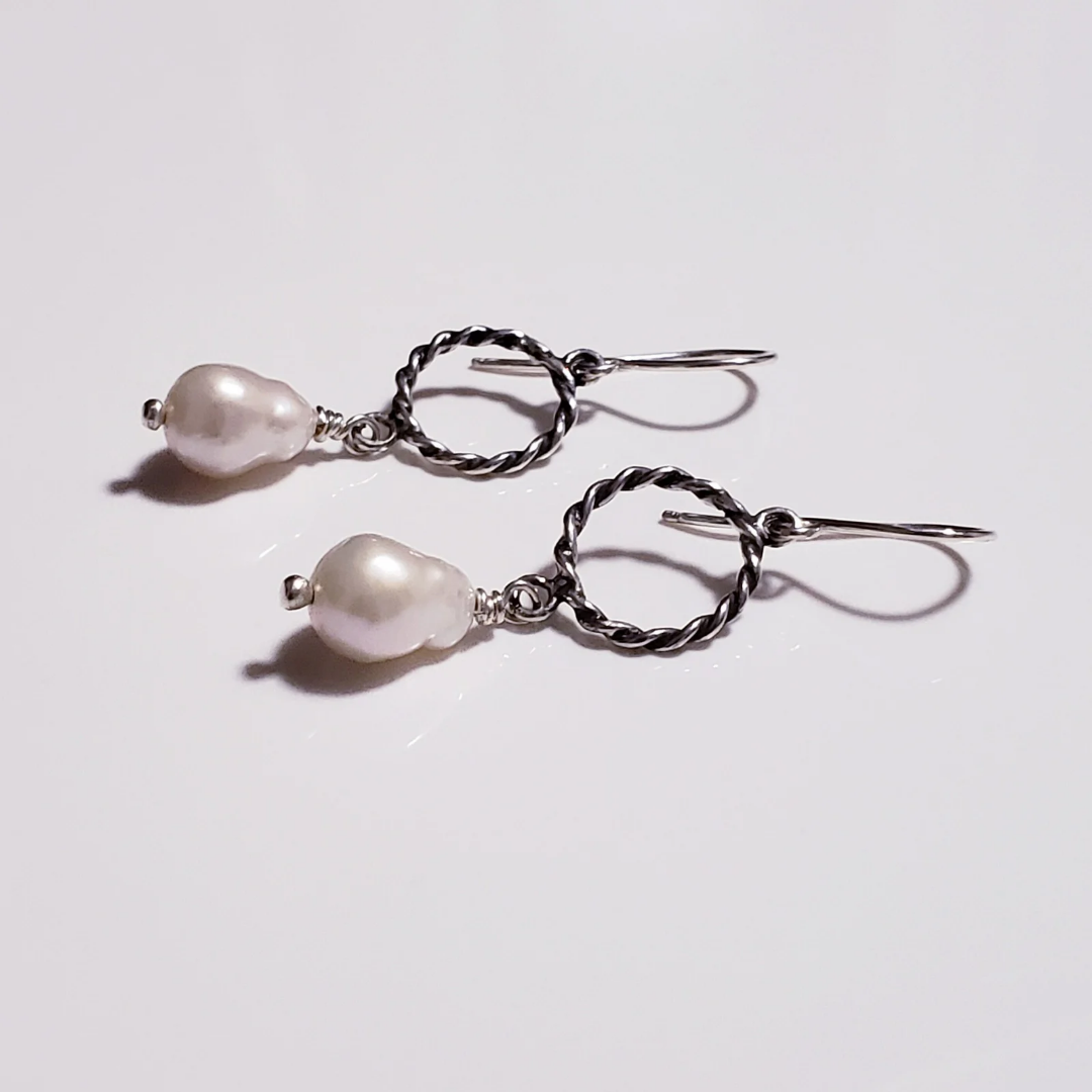 Hoop earrings with baroque pearls