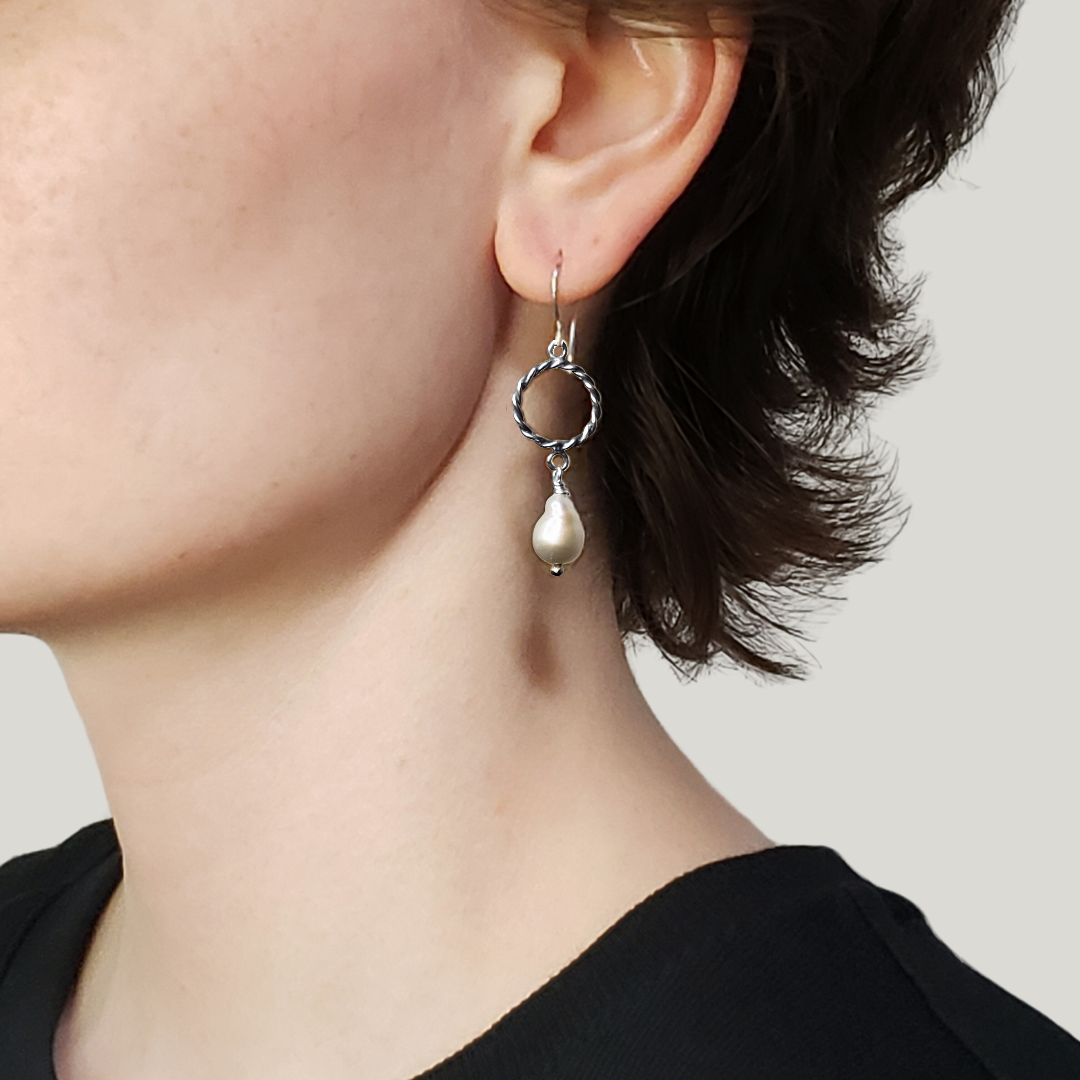 Hoop earrings with baroque pearls