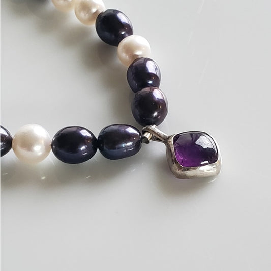 Contrast pearl necklace
