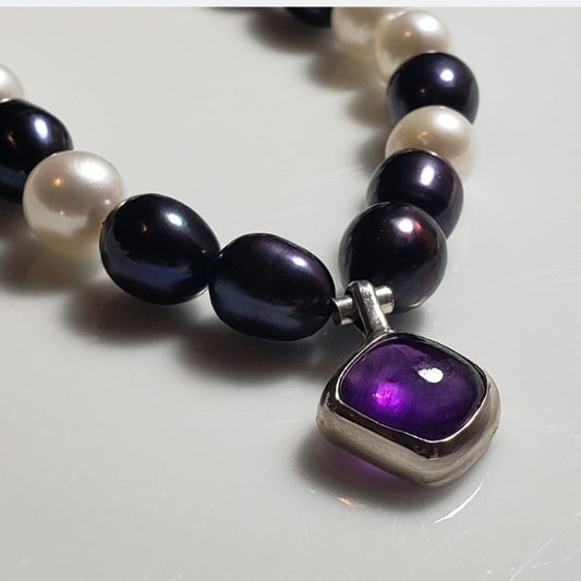 Contrast pearl necklace