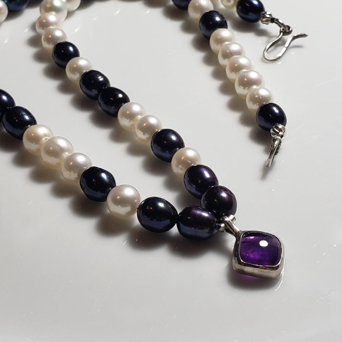Contrast pearl necklace