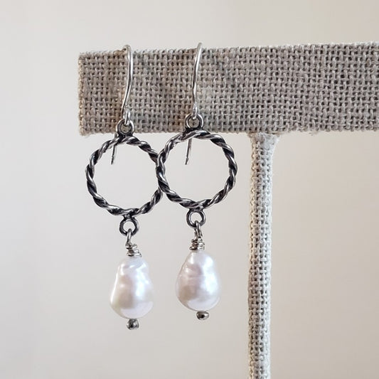 Hoop earrings with baroque pearls