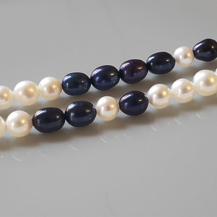 Contrast pearl necklace