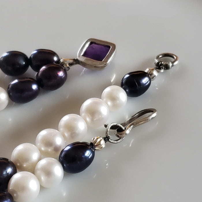 Contrast pearl necklace