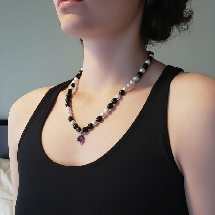 Contrast pearl necklace